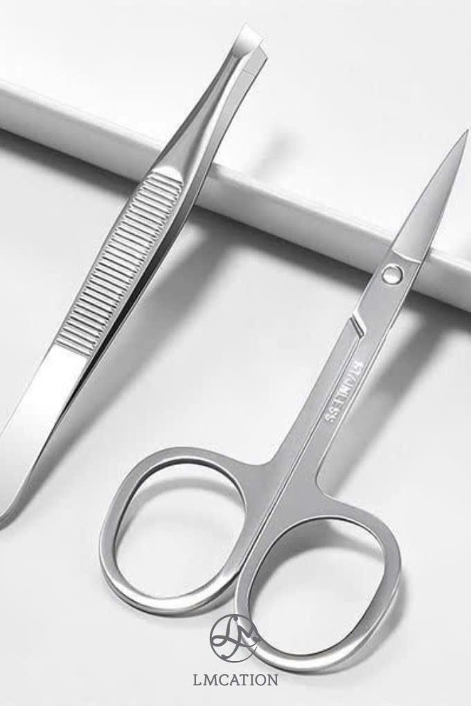 Mini Grooming Tool Set – Tweezers & Scissors